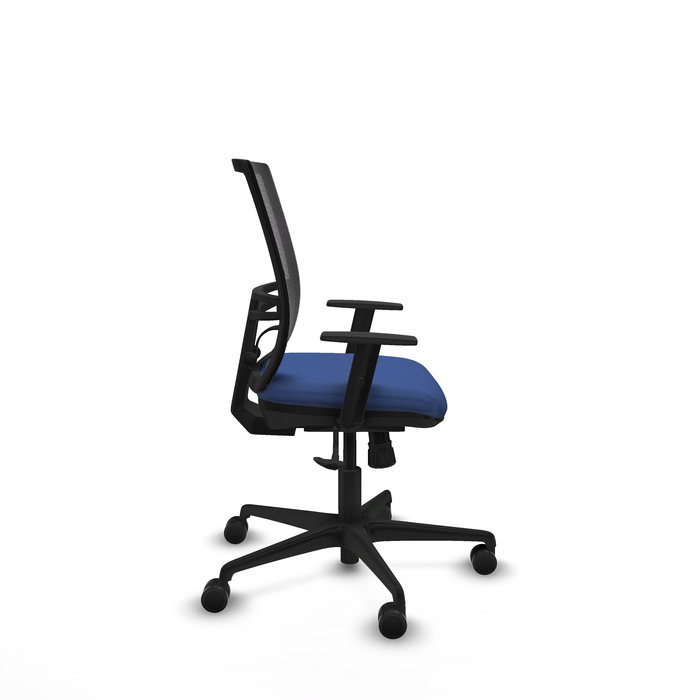 Silla de oficina Yunquera con mecanismo Sincro tapizada con Tela color Azul marino y malla color Negro. Equipada con lumbar 1D, Brazos 1D y Ruedas 65mm nailon