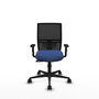 Silla de oficina Yunquera con mecanismo Sincro tapizada con Tela color Azul marino y malla color Negro. Equipada con lumbar 1D, Brazos 1D y Ruedas 65mm nailon