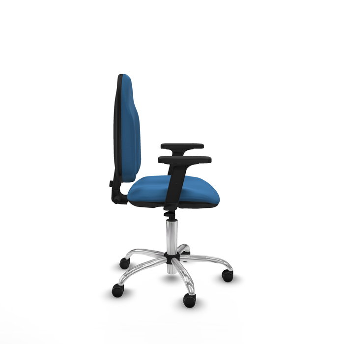 Silla de oficina Algarra con mecanismo Contacto permanente básico tapizada con Similpiel color Azul claro. Equipada con Base cromada, Brazos 2D y Ruedas de parqué