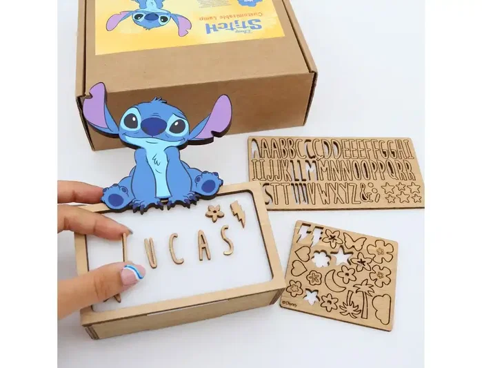 Wondee Lámpara de noche de madera personalizable Stitch