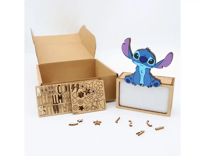 Wondee Lámpara de noche de madera personalizable Stitch