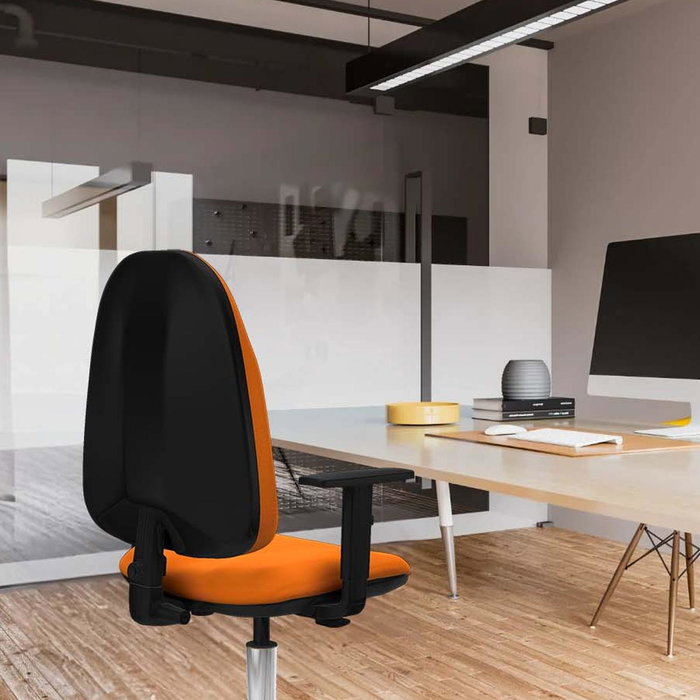 Silla de oficina Algarra con mecanismo Contacto permanente básico tapizada con Similpiel color Gris. Equipada con Base cromada, Brazos 1D y Ruedas autofrenantes