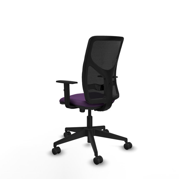 Silla de oficina Motilla con mecanismo Sincro tapizada con Tela color Morado y malla color negra. Equipada con lumbar 1D, Brazos 1D y Ruedas 65mm nailon