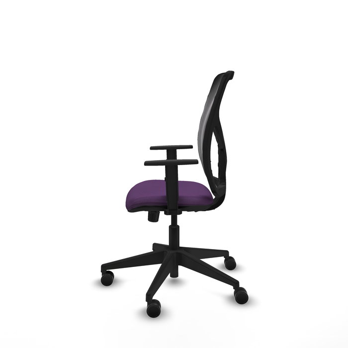 Silla de oficina Motilla con mecanismo Sincro tapizada con Tela color Morado y malla color negra. Equipada con lumbar 1D, Brazos 1D y Ruedas 65mm nailon