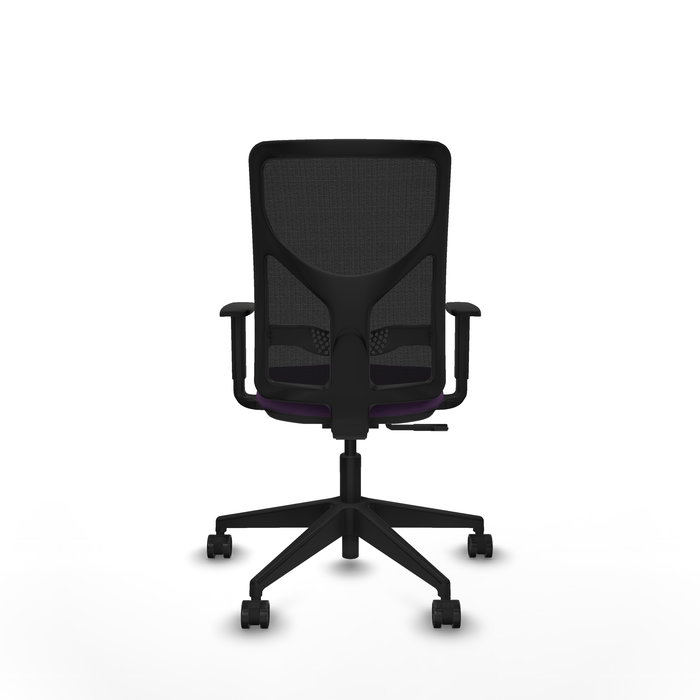 Silla de oficina Motilla con mecanismo Sincro tapizada con Tela color Morado y malla color negra. Equipada con lumbar 1D, Brazos 1D y Ruedas 65mm nailon