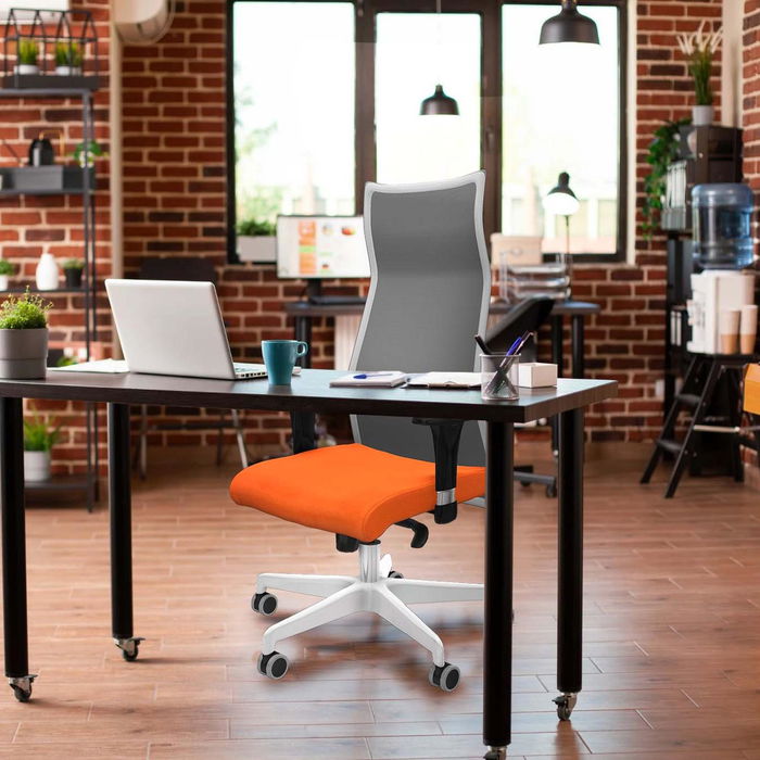 Sillón Albacete con mecanismo Sincro tapizada con Tela color Marrón oscuro y malla color Negro. Equipado con Base poliamida blanca, Brazos 1D y Ruedas 65 mm parqué Sillón Albacete con mecanismo Sincro tapizada con Tela color Marrón oscuro y malla color Negro. Equipado con Base poliamida blanca, Brazos 1D y Ruedas 65 mm parqué