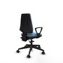 Silla de oficina Elche con mecanismo Asincro tapizada con Tela color Azul cielo. Equipada con Base piramidal negra, Brazos fijos y Ruedas 65mm nailon