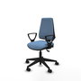 Silla de oficina Elche con mecanismo Asincro tapizada con Tela color Azul cielo. Equipada con Base piramidal negra, Brazos fijos y Ruedas 65mm nailon