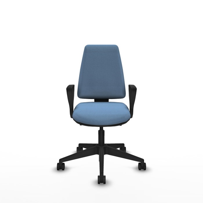 Silla de oficina Elche con mecanismo Asincro tapizada con Tela color Azul cielo. Equipada con Base piramidal negra, Brazos fijos y Ruedas 65mm nailon