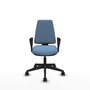 Silla de oficina Elche con mecanismo Asincro tapizada con Tela color Azul cielo. Equipada con Base piramidal negra, Brazos fijos y Ruedas 65mm nailon