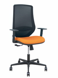 Silla de oficina Mardos con mecanismo Sincro tapizada con Tela color Naranja y malla color Negro. Equipada con lumbar 1D, Brazos 1D y Ruedas 65mm nailon