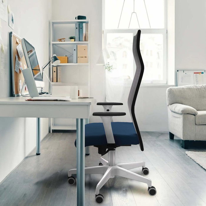 Sillón Albacete con mecanismo Sincro tapizada con Similpiel color Turquesa y malla color Gris. Equipado con Base poliamida blanca, Brazos 1D y Ruedas 65 mm parqué