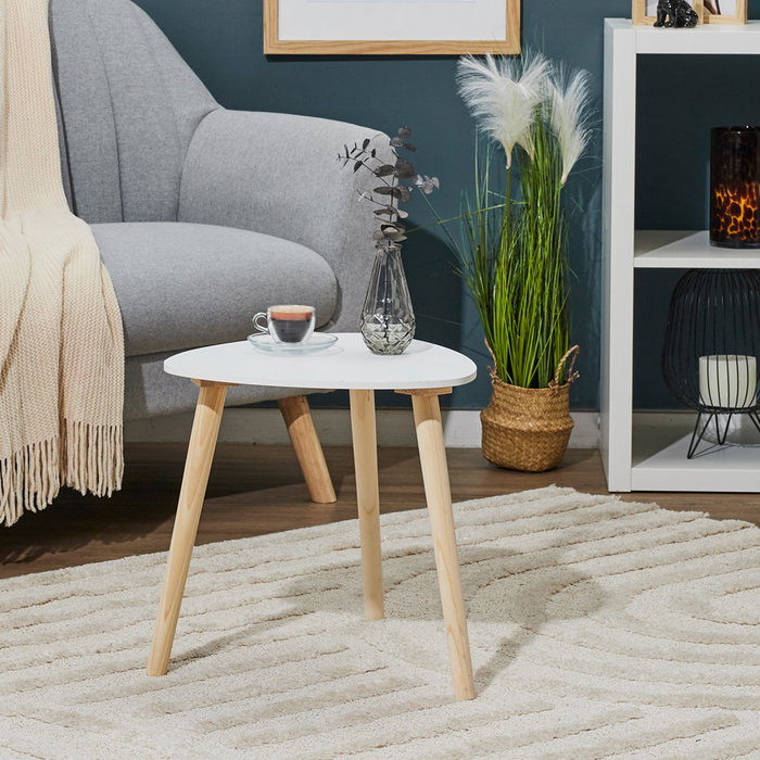 Home Deco Factory Mesa Auxiliar Shelly Blanca Triangular Patas Pino Tablero MDF 38.5x38.5x40cm