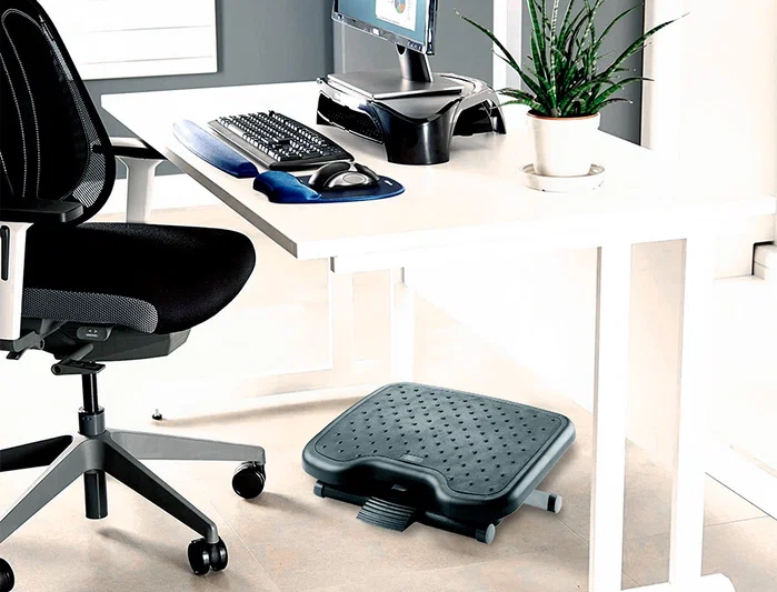 Q-connect Reposapiés Premium ajustable con alfombrilla de caucho