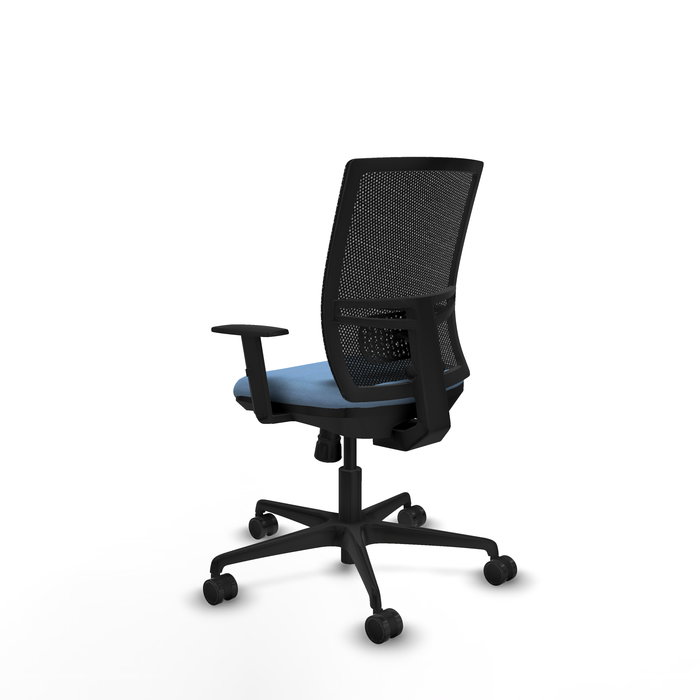 Silla de oficina Yunquera con mecanismo Sincro tapizada con Tela color Azul cielo y malla color Negro. Equipada con lumbar 1D, Brazos 1D y Ruedas 65mm nailon