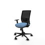 Silla de oficina Yunquera con mecanismo Sincro tapizada con Tela color Azul cielo y malla color Negro. Equipada con lumbar 1D, Brazos 1D y Ruedas 65mm nailon