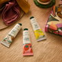 The Body Shop Hand Care Trio Estuche - Bálsamo y Crema de Manos 3 pz, Mango, Coco y Fresa, con Manteca de Karité