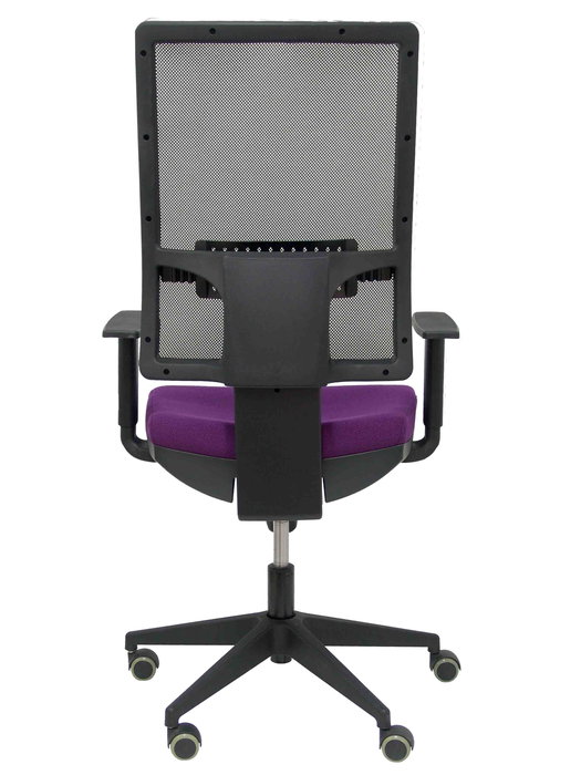 Silla de oficina Horna con mecanismo Sincro tapizada con Tela color Morado y malla color Negro. Equipada con lumbar 1D, Brazos 1D y Ruedas de parqué