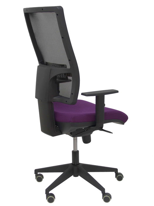 Silla de oficina Horna con mecanismo Sincro tapizada con Tela color Morado y malla color Negro. Equipada con lumbar 1D, Brazos 1D y Ruedas de parqué
