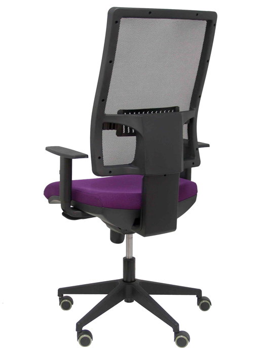 Silla de oficina Horna con mecanismo Sincro tapizada con Tela color Morado y malla color Negro. Equipada con lumbar 1D, Brazos 1D y Ruedas de parqué