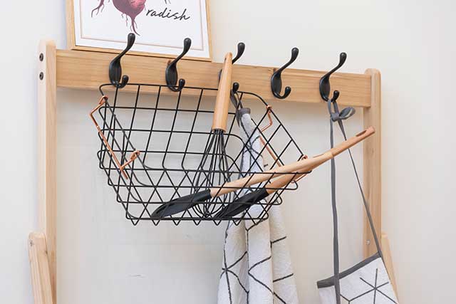 Kinvara Set 5 Utensilios Cocina Silicona con Mango de Madera Haya Negro - Incluye Batidora, Pincel, Cuchara y Cuchillo - 33 cm de Alto (Set de 24)