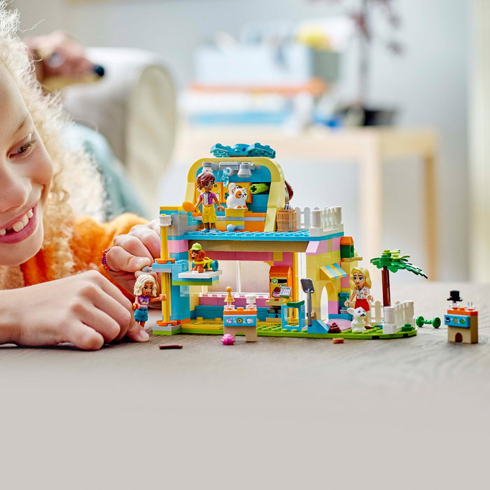 LEGO Tienda de Accesorios para Mascotas 42650 para Niños y Fans de Animales, Juego Imaginativo con 3 Minipersonajes y Figuras de Animales