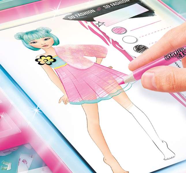 Canal Toys Juego Estudio de Diseño de Moda Fashion Designer con Luz para Crear Pulseras, Incluye Cuentas y Abalorios - 34x31x8cm Canal Toys Juego Estudio de Diseño de Moda Fashion Designer con Luz para Crear Pulseras, Incluye Cuentas y Abalorios - 34x31x8cm