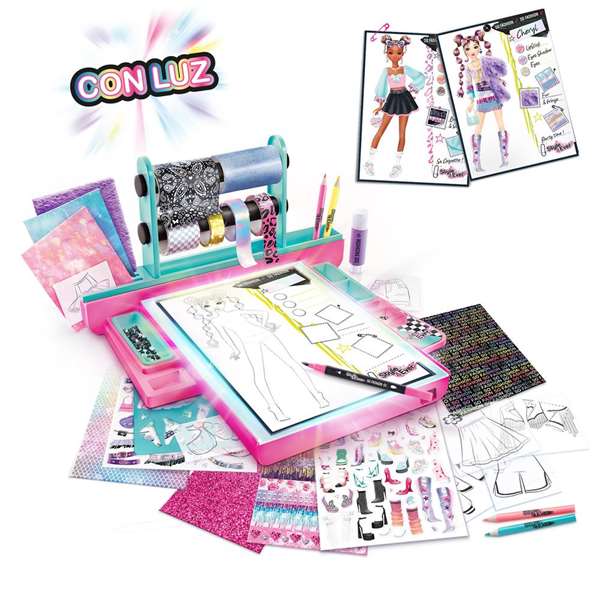 Canal Toys Juego Estudio de Diseño de Moda Fashion Designer con Luz para Crear Pulseras, Incluye Cuentas y Abalorios - 34x31x8cm Canal Toys Juego Estudio de Diseño de Moda Fashion Designer con Luz para Crear Pulseras, Incluye Cuentas y Abalorios - 34x31x8cm