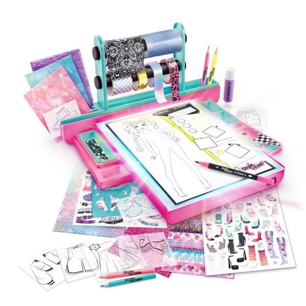 Canal Toys Juego Estudio de Diseño de Moda Fashion Designer con Luz para Crear Pulseras, Incluye Cuentas y Abalorios - 34x31x8cm Canal Toys Juego Estudio de Diseño de Moda Fashion Designer con Luz para Crear Pulseras, Incluye Cuentas y Abalorios - 34x31x8cm