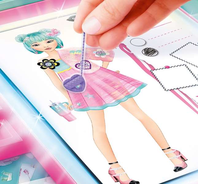 Canal Toys Juego Estudio de Diseño de Moda Fashion Designer con Luz para Crear Pulseras, Incluye Cuentas y Abalorios - 34x31x8cm Canal Toys Juego Estudio de Diseño de Moda Fashion Designer con Luz para Crear Pulseras, Incluye Cuentas y Abalorios - 34x31x8cm