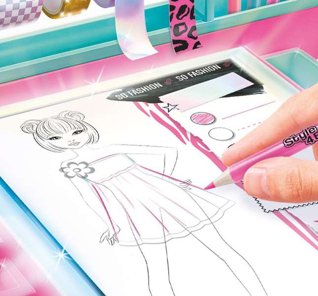 Canal Toys Juego Estudio de Diseño de Moda Fashion Designer con Luz para Crear Pulseras, Incluye Cuentas y Abalorios - 34x31x8cm Canal Toys Juego Estudio de Diseño de Moda Fashion Designer con Luz para Crear Pulseras, Incluye Cuentas y Abalorios - 34x31x8cm