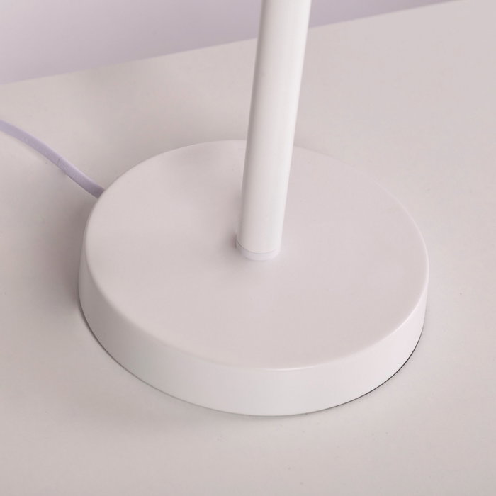 Pakdasht Lámpara de Mesa Ratán SKD-T1011 - Estilo Boho-Chic, Pantalla de Ratán, Base Metálica Blanca, Bombilla E27 No Incluida