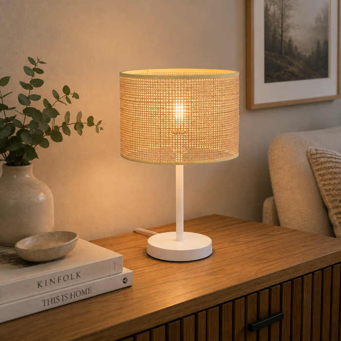 Lámpara de Mesa Pakdasht con pantalla de ratán y base blanca Lámpara de Mesa Pakdasht con pantalla de ratán y base blanca