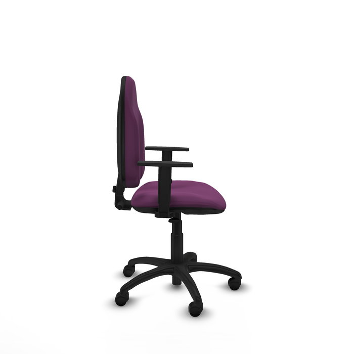 Silla de oficina Algarra con mecanismo Contacto permanente básico tapizada con Similpiel color Morado. Equipada con Base poliamida negra, Brazos 1D y Ruedas de nailon 50 mm