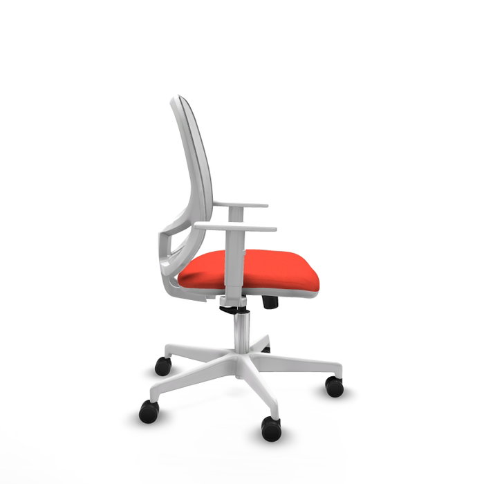 Silla de oficina Cilanco con mecanismo Sincro tapizada con Tela color Naranja oscuro y malla color Blanco. Equipada con lumbar 1D, Reposabrazos blancos y Ruedas 65mm nailon