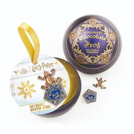 THE CARAT SHOP Rana de Chocolate con Pin y Bola de Navidad Harry Potter Adorno Navideño 8.5cm