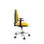 Silla de oficina Algarra con mecanismo Contacto permanente básico tapizada con Tela color Amarillo. Equipada con Base cromada, Brazos 1D y Ruedas autofrenantes