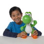 Jakks Pacific Figura Yoshi Let's Go 36 cm con sonidos interactivos y articulaciones, multilingüe