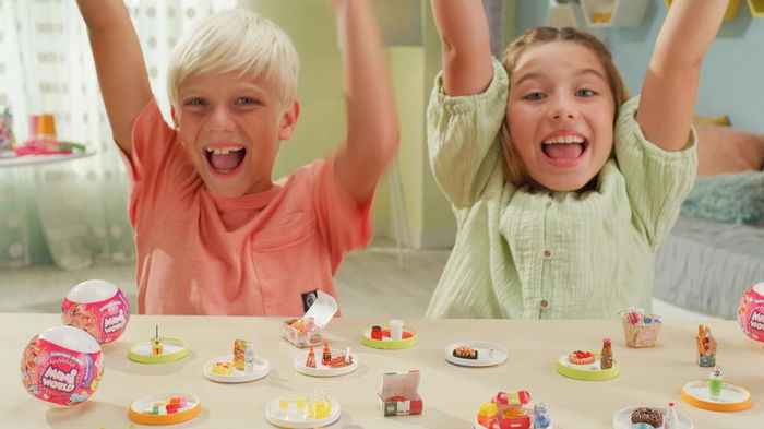 Bizak Mini World Caprichos Cápsula Sorpresa Coleccionable - 70 Modelos Diferentes, Miniaturas de Comida, Dulces y Bebidas con Pegatinas