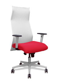 Sillón Albacete con mecanismo Sincro tapizada con Tela color Rojo y malla color Blanco. Equipado con Base poliamida blanca, Brazos 1D y Ruedas 65 mm parqué