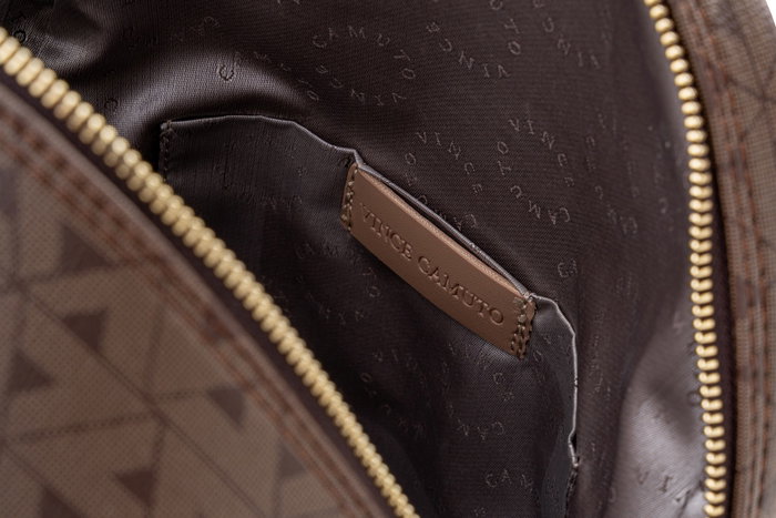 Vince Camuto Pescara - Mochila de polipiel marrón para mujer, con dos bolsillos interiores, 32x15x28 cm Vince Camuto Pescara - Mochila de polipiel marrón para mujer, con dos bolsillos interiores, 32x15x28 cm