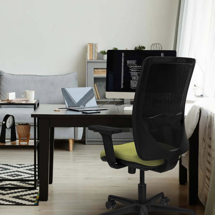 Silla de oficina Zulema con mecanismo Sincro tapizada con Tela color Marrón oscuro y malla color Gris. Equipada con lumbar 1D, Brazos 2D y Ruedas 65mm nailon