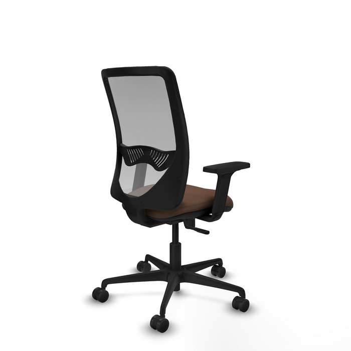 Silla de oficina Zulema con mecanismo Sincro tapizada con Tela color Marrón oscuro y malla color Gris. Equipada con lumbar 1D, Brazos 2D y Ruedas 65mm nailon