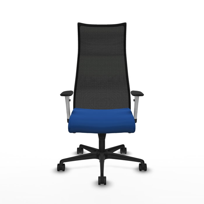 Sillón Albacete con mecanismo Sincro tapizada con Similpiel color Azul y malla color Negro. Equipado con Base nailon negra, Brazos 1D y Ruedas 65mm nailon