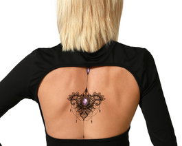 Tatuaje temporal estilo tribal con gema central violeta para espalda