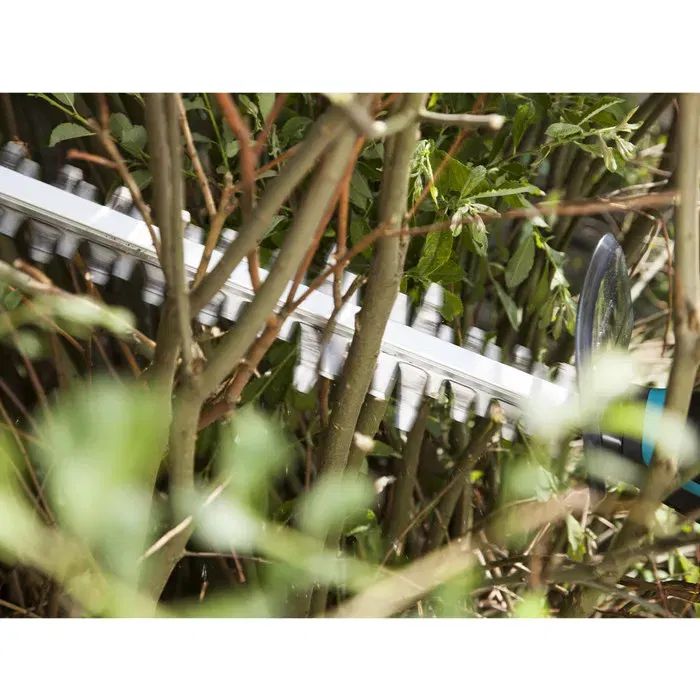 Gardena PowerCut 700/65 - Cortasetos Eléctrico 700W con Cuchilla Doble de 65 cm, Espacio entre Dientes 2.7 cm