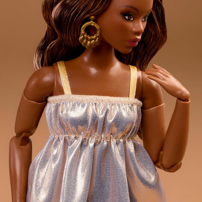 Barbie Barbie Signature Basics Modelo 09 JJX28 - Muñeca Coleccionable con Vestido Dorado, Cuerpo Articulado y Pelo Castaño