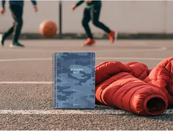 Liderpapel Agenda Escolar 2026-2027 Military - A6+ Espiral, Día por Página, Bilingüe Español, Azul, Papel FSC 80g, con Gomilla y Pegatinas