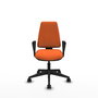 Silla de oficina Elche con mecanismo Asincro tapizada con Tela color Naranja. Equipada con Base piramidal negra, Brazos fijos y Ruedas 65mm nailon