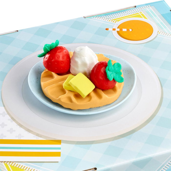 MGA Kit Creativo de Gofres con Máquina, más de 18 Accesorios para Cocinar, Incluye Sirope y Mantequilla